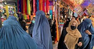 7 de maig: A l'Afganistan, el govern talibà ordena l'ús obligatori a les dones del burca en públic.