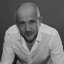 Marc Soriano escribe la primera versión de la obra "El corral de la infancia"