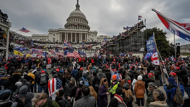Assalt al Capitoli per part dels seguidors de Donald Trump. Moren 5 persones i més de 80 són detingudes