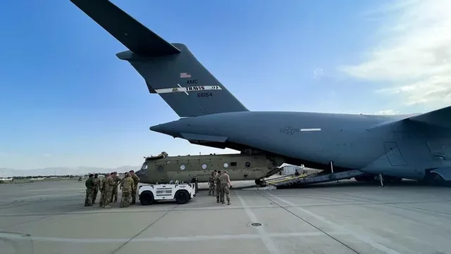 Els Estats Units retira les seves últimes tropes de Kabul, posant fi a 20 anys d'operacions a l'Afganistan