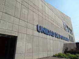 Se hacen modificaciones al programa de licenciatura. Se introduce un programa de maestría y doctorado con especialidades en clínica industrial y social en la UNAM.