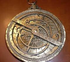 Se introducen la vela y la brújula en la navegación en Europa