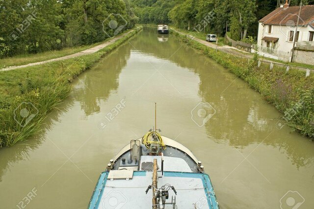 Construcción francesa del canal de Bourgogne de 250 kilómetros de longitud, 189 exclusas, y con un túnel de 3300 m.