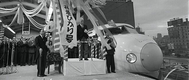 Inicia operaciones el tren japonés Tokaido, al inaugurar la línea Sinkansen para el transporte de pasajeros entre Tokio y Osaka a una velocidad de 210 km/hr, rompiendo récords de velocidad
