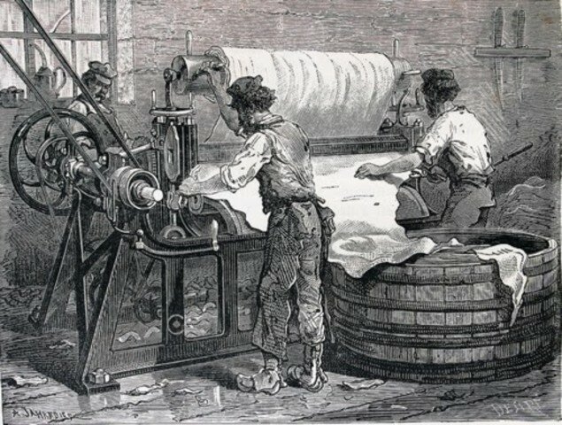 Etapa Industrial. De poblaciones campesinas a sociedades industriales, uso de instalaciones industriales.  grandes talleres y  establecimientos fabriles, uso de maquinas que aumenta poduccion a menor costo. Máquina de vapor y el telar mecánico,