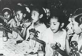 Se crea el Comité Nacional de Protección a la Infancia, precisamente para prestar auxilio a este sector de la población a través de la distribución de desayunos, ya sea directamente en la asociación o en sus escuelas (DIF)