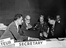 Firma de la declaración Universal de los Derechos Humanos.