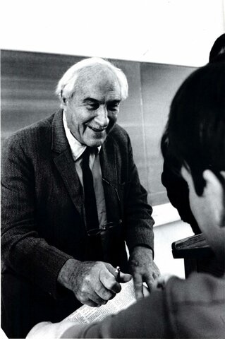 Convinces Louis Leakey to Study in Africa