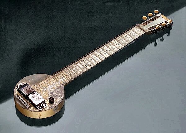 The first electric guitar is invented