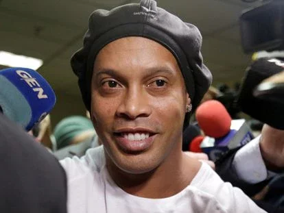 Ronaldinho se va del barça