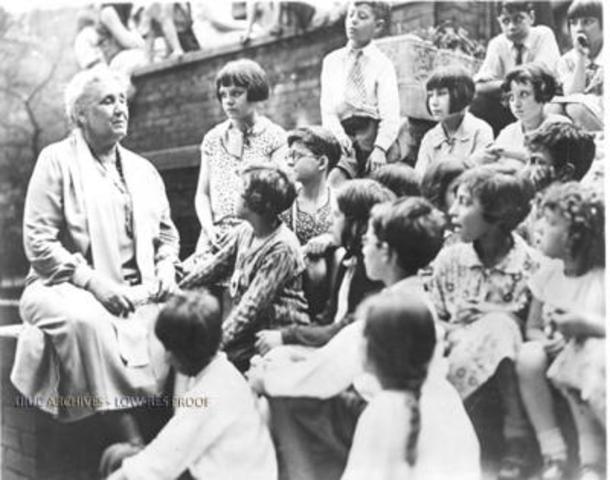 Jane Addams opens Hull House