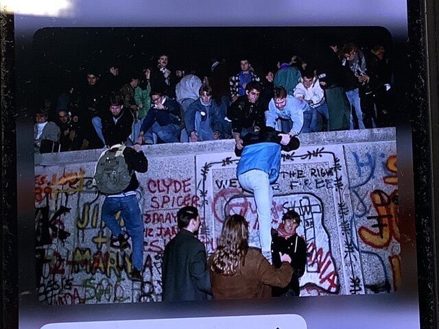 Berliner muren blir revet