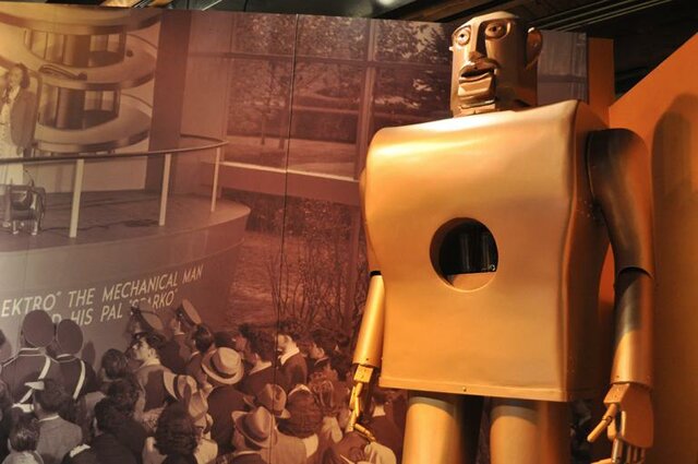 primer robot atropormorfico