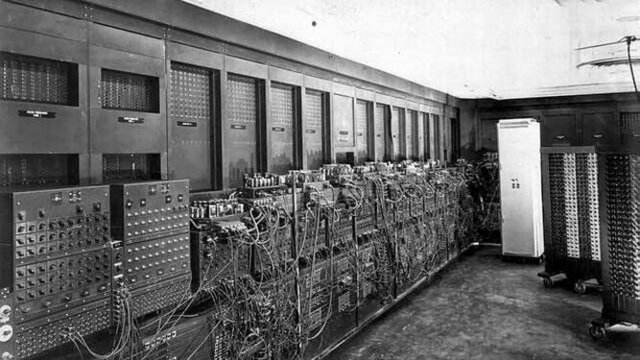 John von Neumann se unió al proyecto ENIAC y dotado a la máquina de la capacidad para codificar las instrucciones como números y almacenarlos en la memoria. Sento las bases sobre la arquitectura y creo la arquitectura de Von Neumann