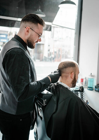 Em tallo el cabell curt