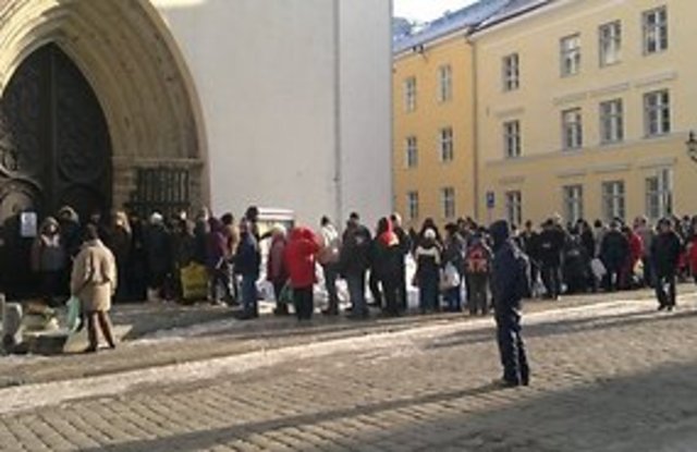 Малообеспеченные люди собираются на праздник в Олевисте