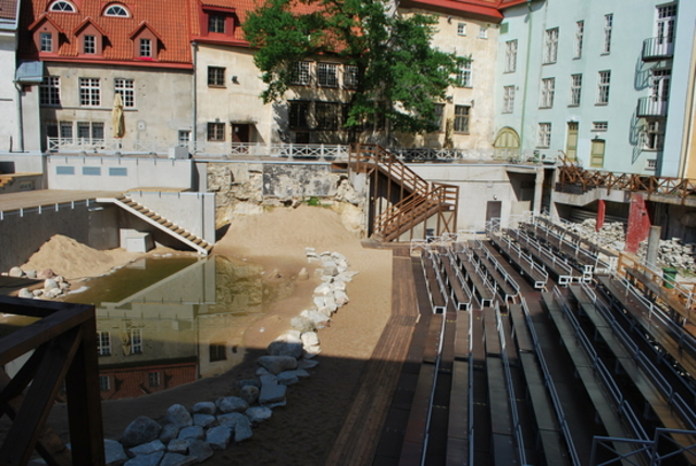 была закрыта небесная сцена.