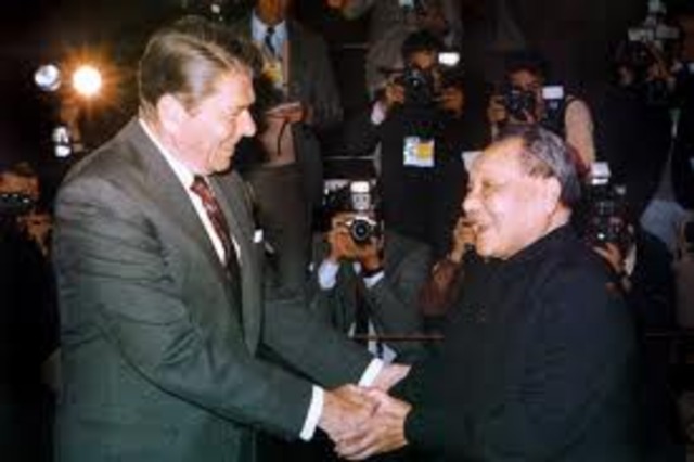 US establishes full diplomatic relations with China