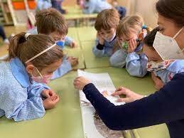 Servicios de Orientación y Asesoría Escolar en los colegios dependientes.