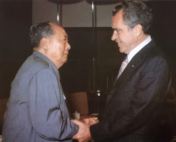Nixon meets with Mao Zedong