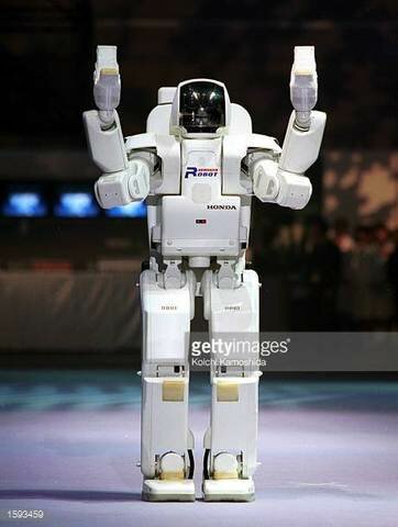 SONY presenta un pequeño humanoide en la “Robodex 2000”.