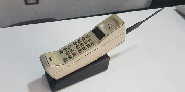 Motorola presenta el primer teléfono móvil. El DynaTAC 8000X