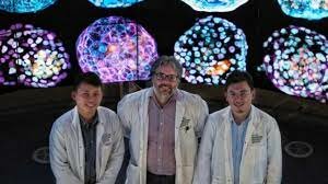 2006      Científicos descubren cómo utilizar células de piel humana para crear células madre embrionarias.