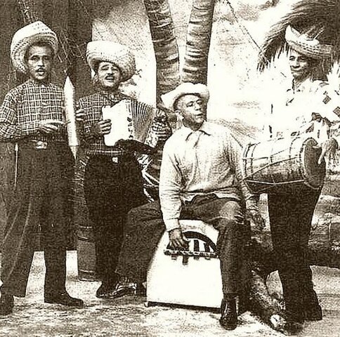 Trio Reynoso que son cuatro.