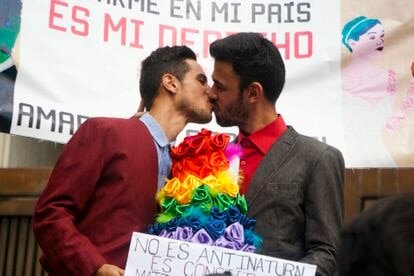 Aprueban matrimonio igualitario.