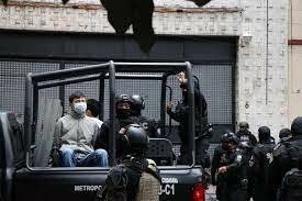 Elementos de la policía federal en colaboración con la policía cibernética, detienen a 27 personas relacionadas con 23 aplicaciones “montadeudas”.