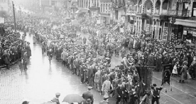 Νέο σύνταγμα βασιλευόμενη δημοκρατία