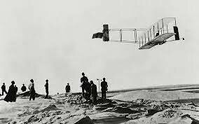 Οι αδερφοί Ράιτ πετούν με την πρώτη ιπτάμενη μηχανή
