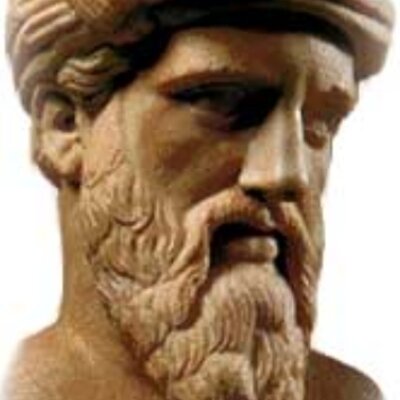 Timeline: Pitágoras 580 a.C y 495 a.C. Hizo grandes aportaciones en numerosos campos como la astronomía y la música además de, por supuesto, la filosofía y las matemáticas.