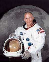 Mor Neil Armstrong, primer home a trepitjar la Lluna