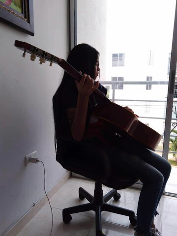 MI PRIMERA VEZ TOCANDO GUITARRA PARA MI FAMILIA