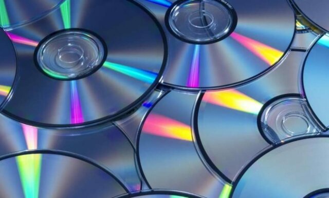 Se lanzan al mercado los CD.