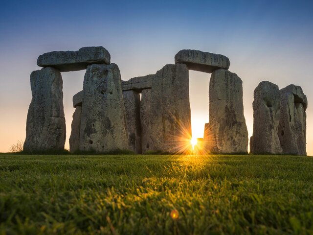 2800 – 2500 BC: Stonehenge