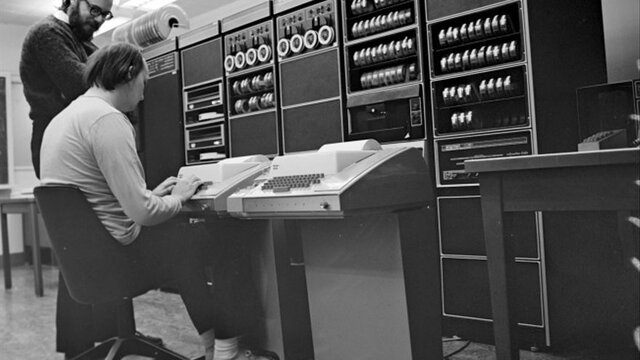 Bell Labs desarrolla el primer servicio de telefonía móvil