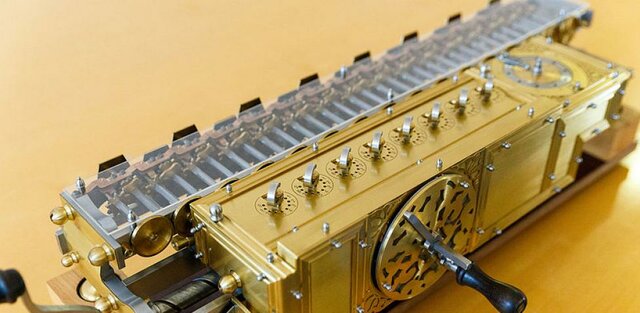 Gottfried Willhelm Leibniz - Maquina calculadora perfeccionada