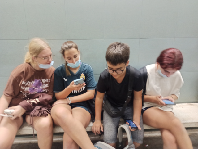 coneixo a unes persones i ens fem molts amics