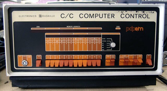 DEC PDP-8 (Digital Equipment Corporation)