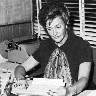 OFELIA URIBE DE ACOSTA ✔