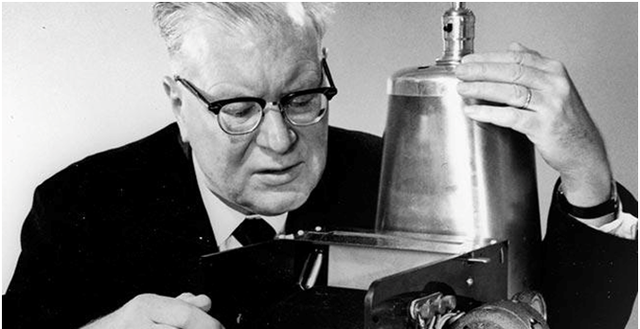 Chester Carlson cria o protótipo da primeira impressora