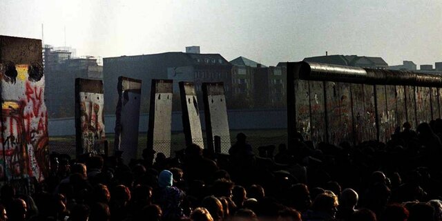 Berlinmuren blir revet