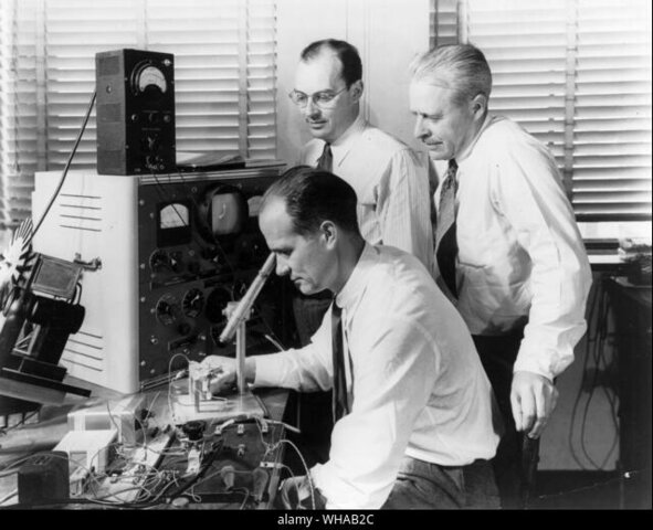 Walter Brattain, William Shockley y John Bardeen - Transistor de estado sólido