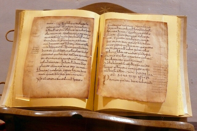 Glosas emilianenses y silenses. Primeros ejemplos de romance escrito.