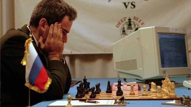 La máquina vence al hombre, jugando al ajedrez