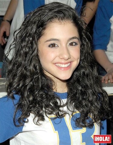 Inicia a actuar en el musical 13.