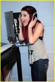 Comienza con el trabajo de su primer albúm.