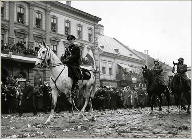 Horthy Miklós fővezér átveszi a főparancsnokságot valamennyi fegyveres erő fölött.